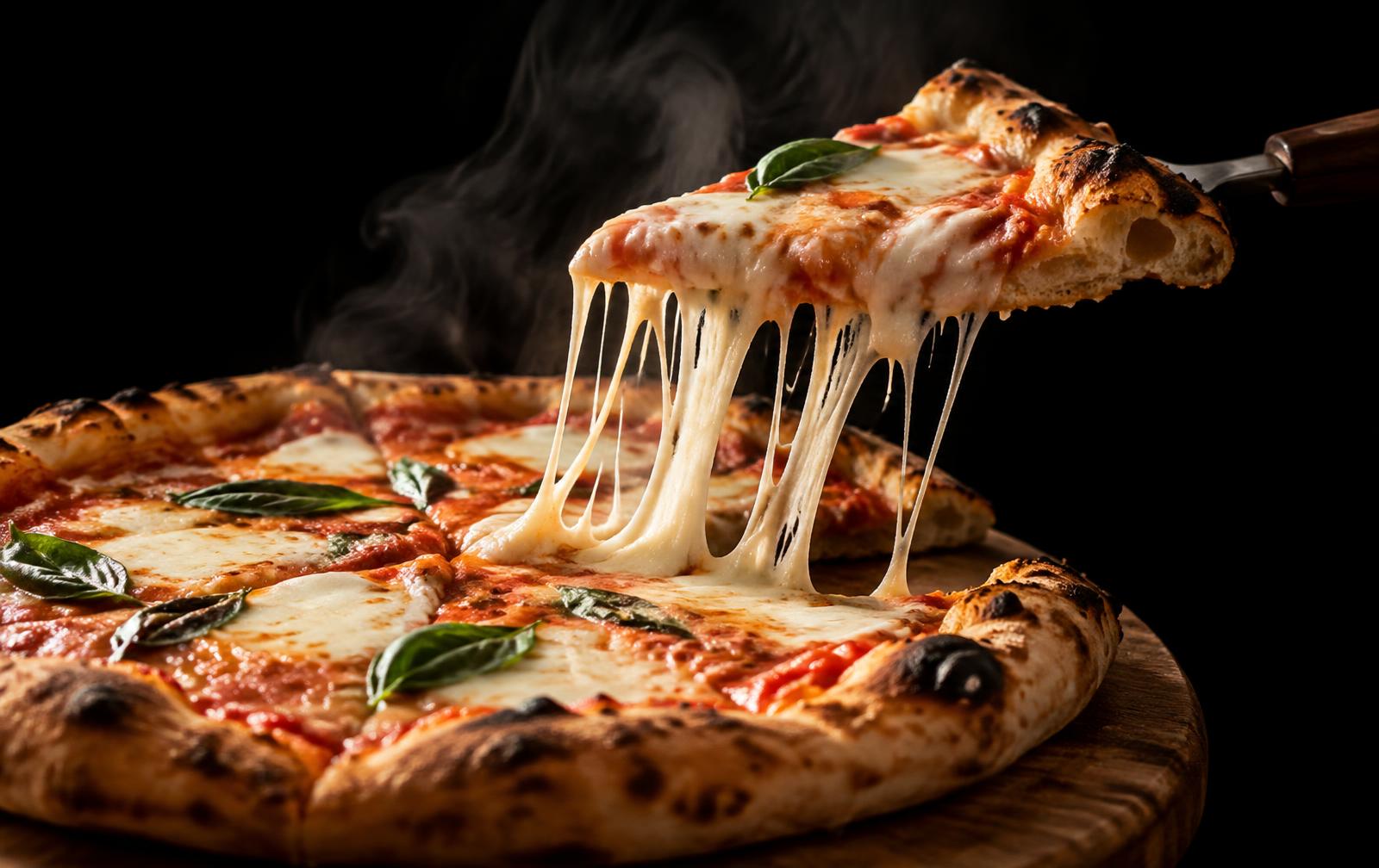 Pizzastück wird angehoben, lange Mozzarella-Fäden ziehen sich